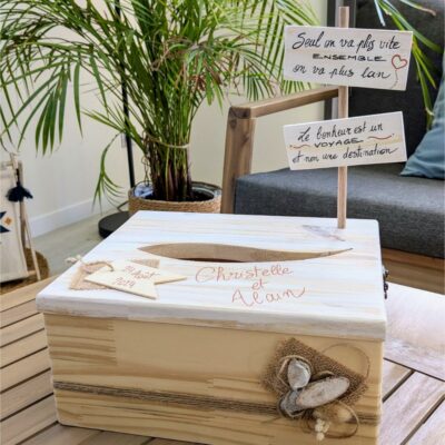Boîte en bois avec inscriptions de mariage.