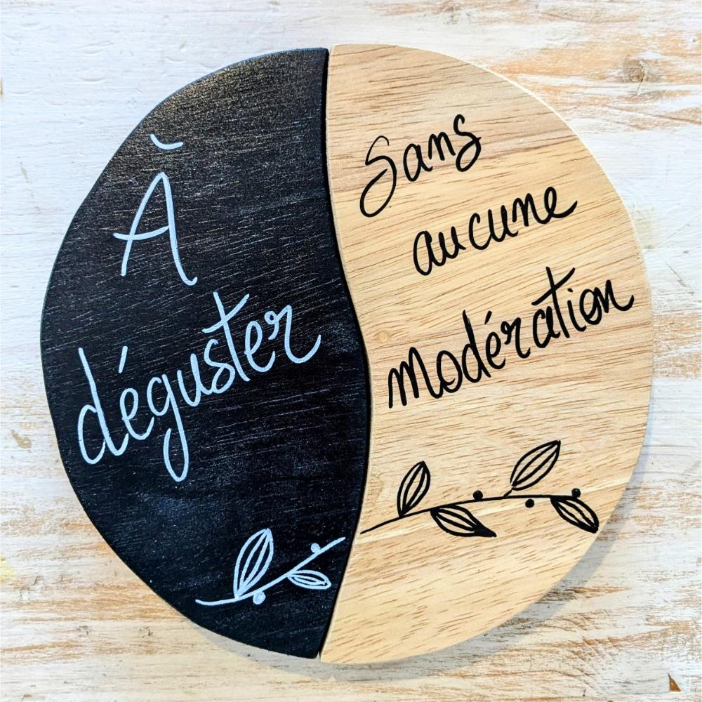 Plateau yin-yang avec texte incitant à goûter.