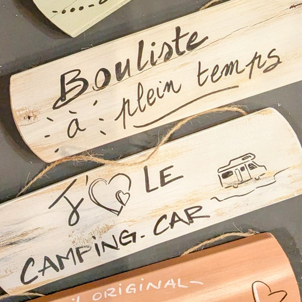 Plaques avec messages humoristiques sur le camping.