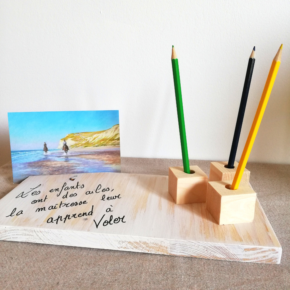 support-pot-porte-crayons-bois-décoration-bureau-cadeau-maitresse-fin-d'année-message-bois-personnalisé-artisanal support-pot-porte-crayons-bois-décoration-bureau-cadeau-maitresse-fin-d'année-message-bois-personnalisé-artisanal