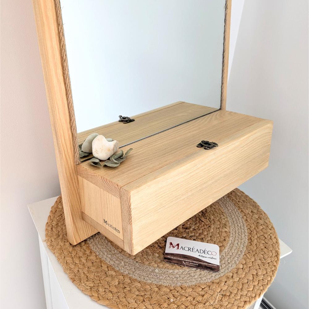 miroir-tiroir-bois-brosse Miroir en bois avec déco et carte de visite.
