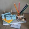 support-crayons-bureau-post-it-cadeau-maitresse-fin-d'année-personnalisé-artisanal support-crayons-bureau-post-it-cadeau-maitresse-fin-d'année-personnalisé-artisanal