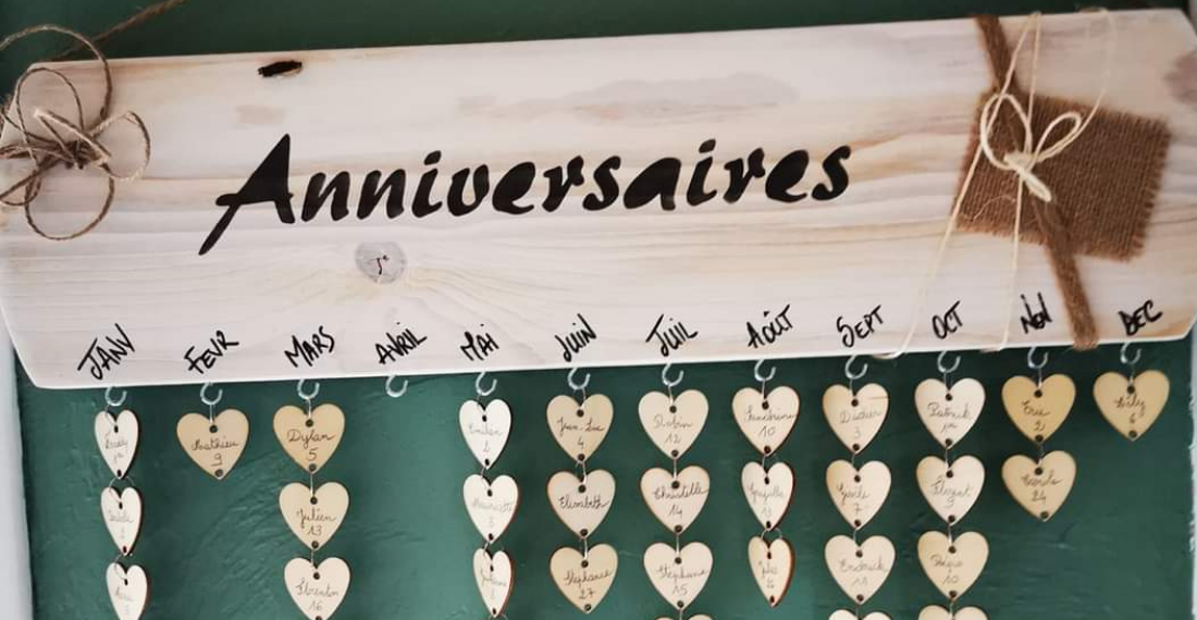 atelier-creatif-showroom-macreadeco-calendrier perpétuel anniversaires calendrier-anniversaires-évènement-perpétuel-pastille-bois-personnalisé-artisanal-cadeau-décoration