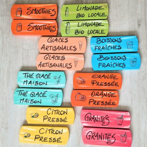 Enseignes colorées de boissons glacées et rafraîchissantes.