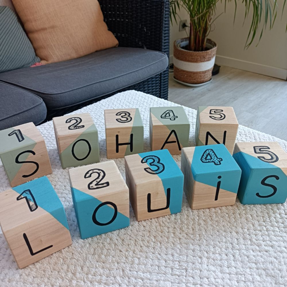 cube-bois-prenom-lettre-chiffre-enfant-cadeau-artisanal-personnalisé-décoration