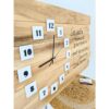 horloge-murale-bois-décoration-carre-vert-personnalisé-citation-artisanal Horloge murale en bois avec message inspirant.