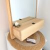 miroir-tiroir-bois-brosse Miroir en bois avec déco et carte de visite.