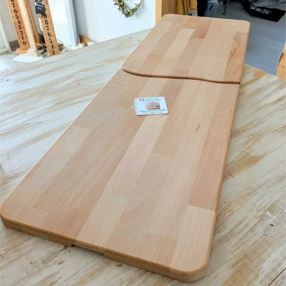 Planche à découper en bois sur table.