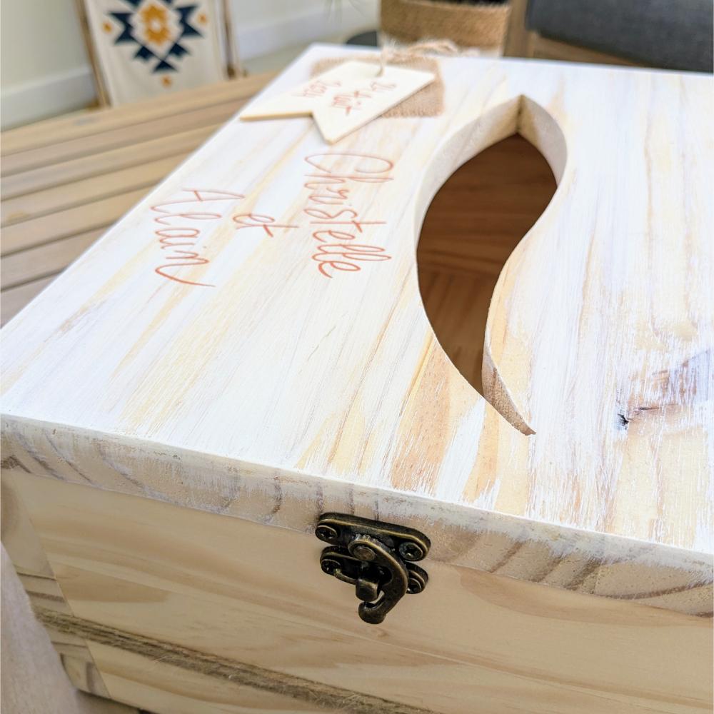 urne-évènements-mariage-bois-fleurs-séchées-personnalisé-décoration-artisanal Boîte en bois avec découpe et écriture.