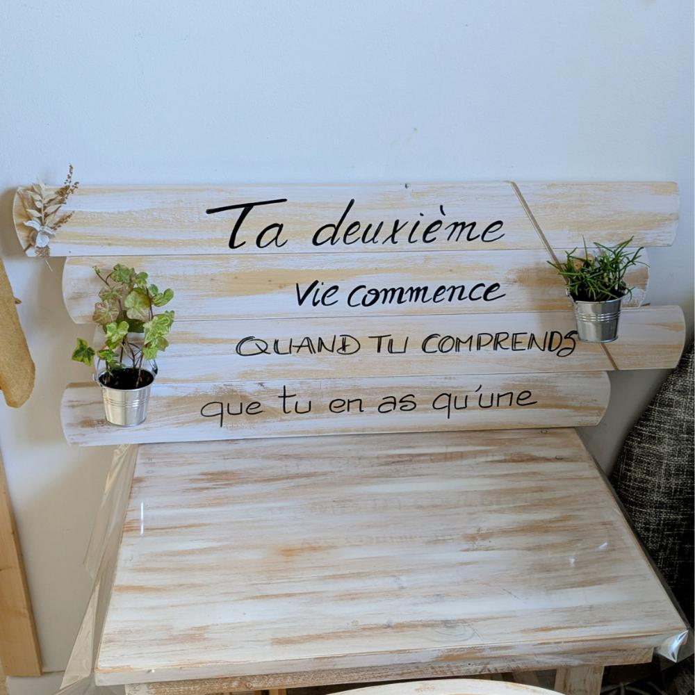 30-04-2025 (69) Pancarte en bois avec citation inspirante et plantes.