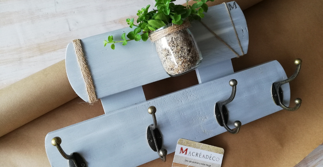 atelier-creatif-showroom-macreadeco-porte manteaux 4 patères atelier-creatif-showroom-porte-manteaux-patères-bois-artisanal-plante