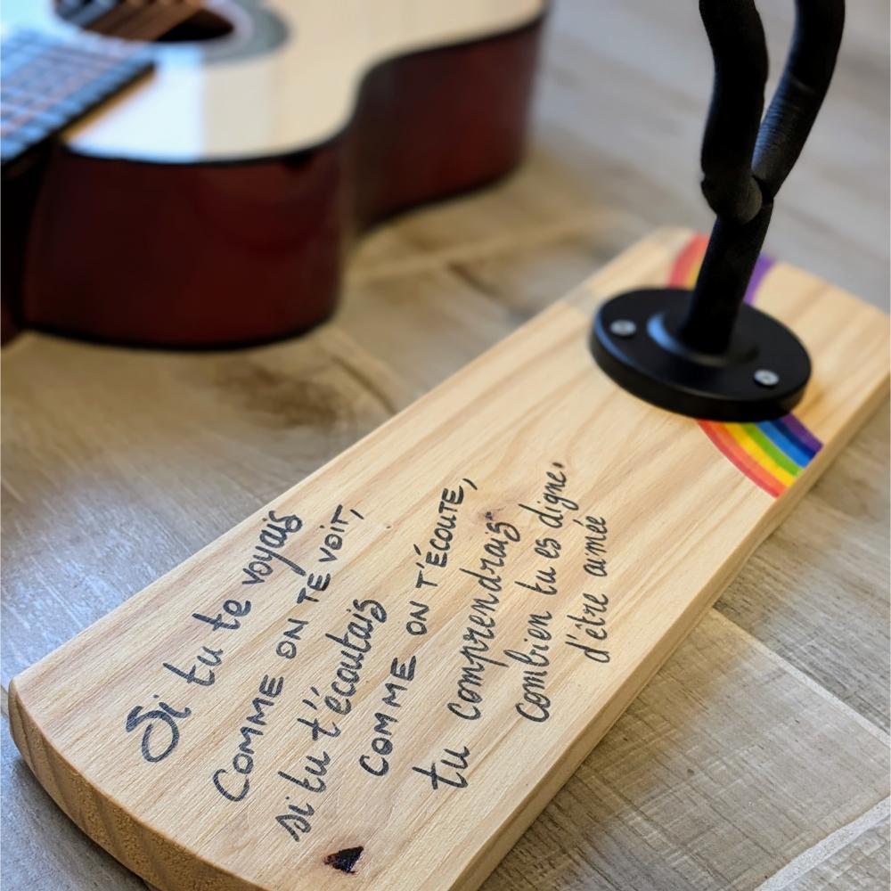 support-guitare-mural-cadeau-bois-personnalisé-artisanal Support guitare avec inscription et arc-en-ciel.