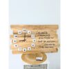horloge-murale-bois-décoration-carre-vert-personnalisé-citation-artisanal Horloge en bois avec citation inspirante.