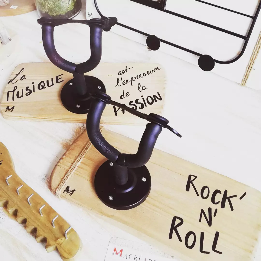 support-guitare-mural-cadeau-bois-personnalisé-artisanal support-guitare-mural-cadeau-bois-personnalisé-artisanal