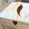 urne-évènements-mariage-bois-fleurs-séchées-personnalisé-décoration-artisanal Boîte en bois avec découpe et écriture.