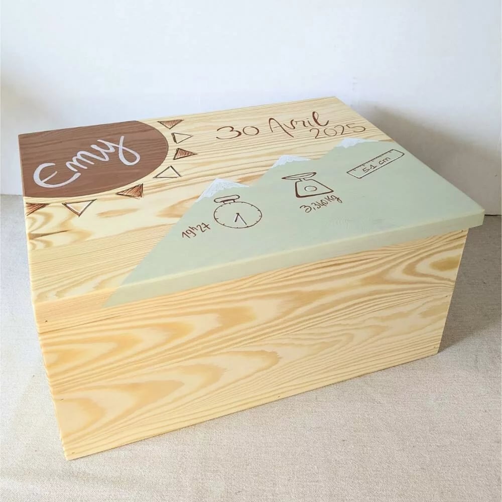 PXL_20251129_101045004~3 Boîte en bois personnalisée avec prénom et date.