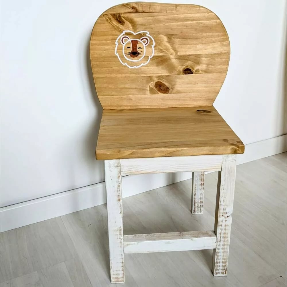 chaise-enfant-artisanal-personnalisé-bois-enfant-chambre-meuble Chaise en bois avec dessin de lion.