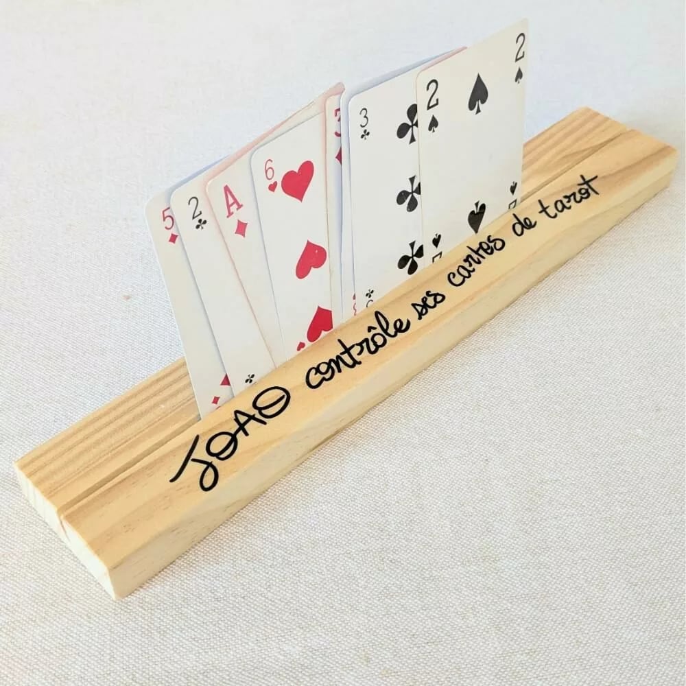 PXL_20251129_101510761~2 Support en bois avec cartes à jouer visibles.