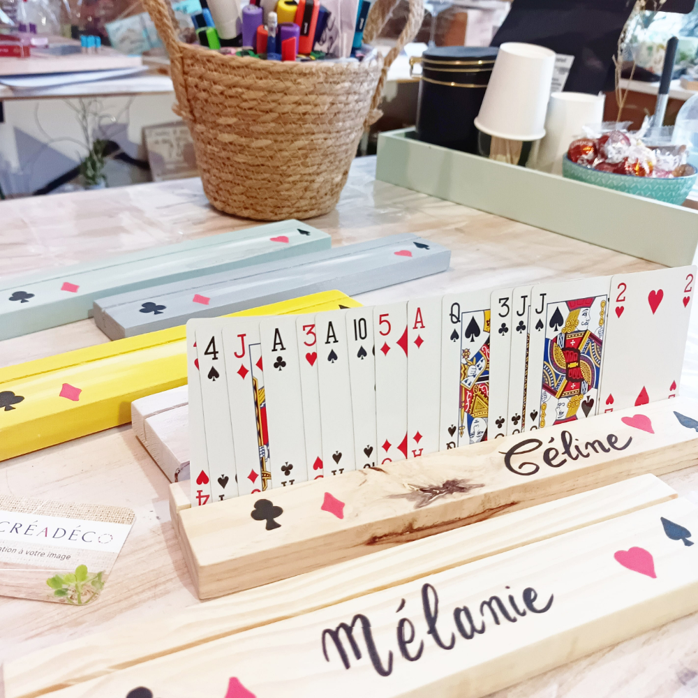 support-porte-cartes-à-jouer-chevalet-enfant-bois-personnalisé-prénom-artisanal support-porte-cartes-à-jouer-chevalet-enfant-bois-personnalisé-prénom-artisanal