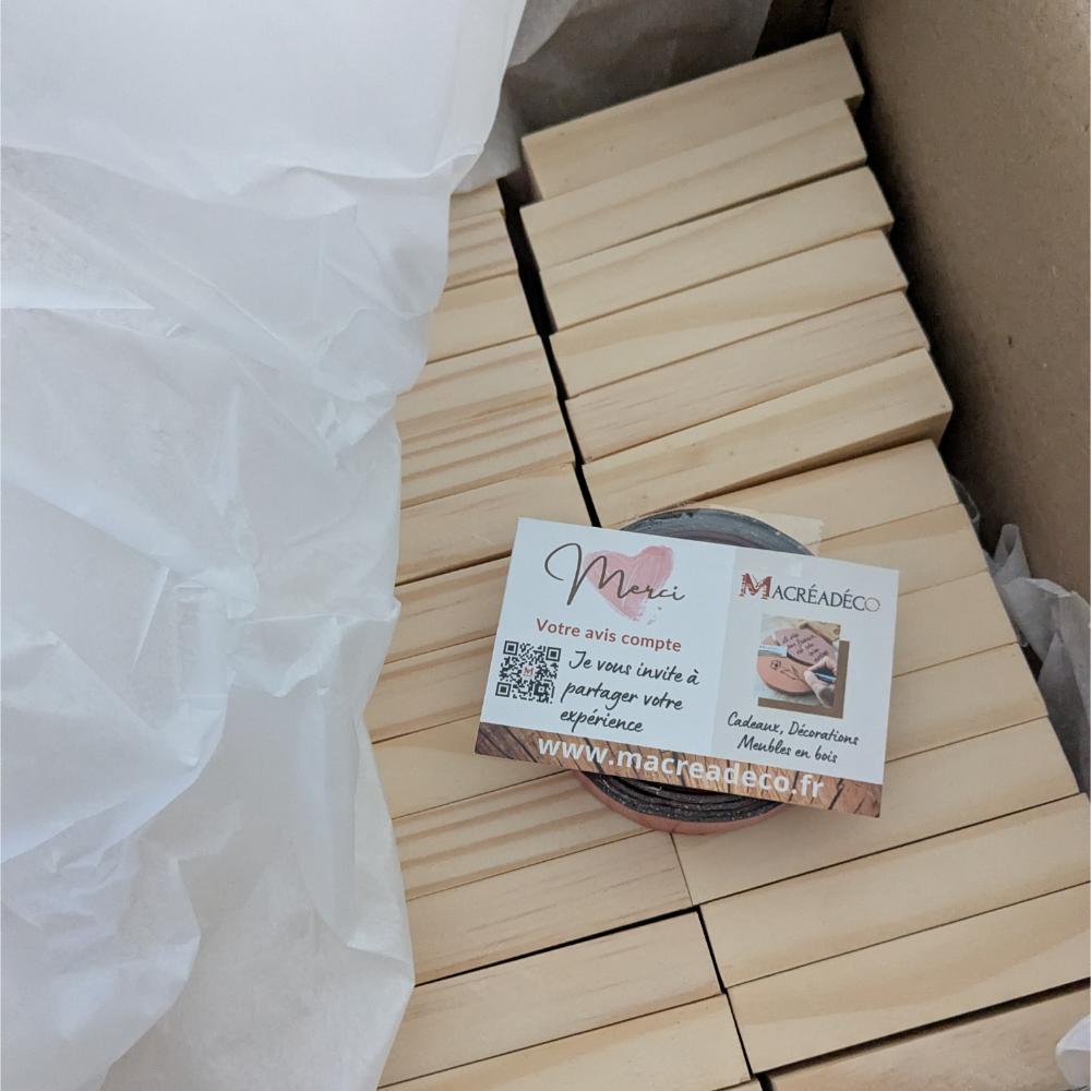 30scrabble-mural-bois-lettre-géant-mots-prenom-personnalisé-artisanal-04-2025 (58) Boîte de blocs en bois avec carte de remerciement.