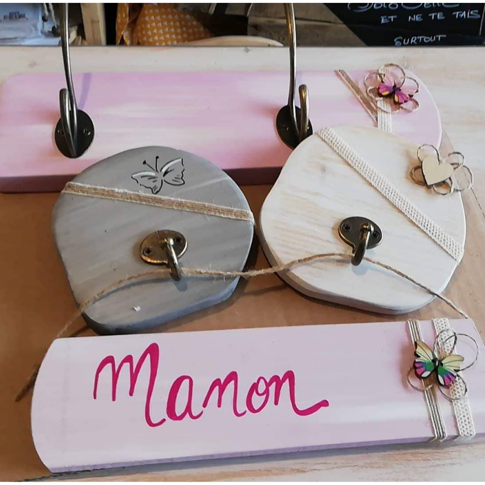 deco-chambre-enfant-fille-prenom-porte-porte-manteau-patère porte-crochet-manteau-patère-mural-bois-décoration-chambre-fille-personnalisé-artisanal