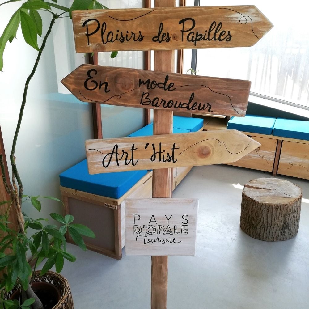 Agencement-macreadeco-office-tourisme-guines panneau-directionnel-flèche-direction-évènement-bois-interieur-extérieur-personnalisé-artisanal-mariage-commerce