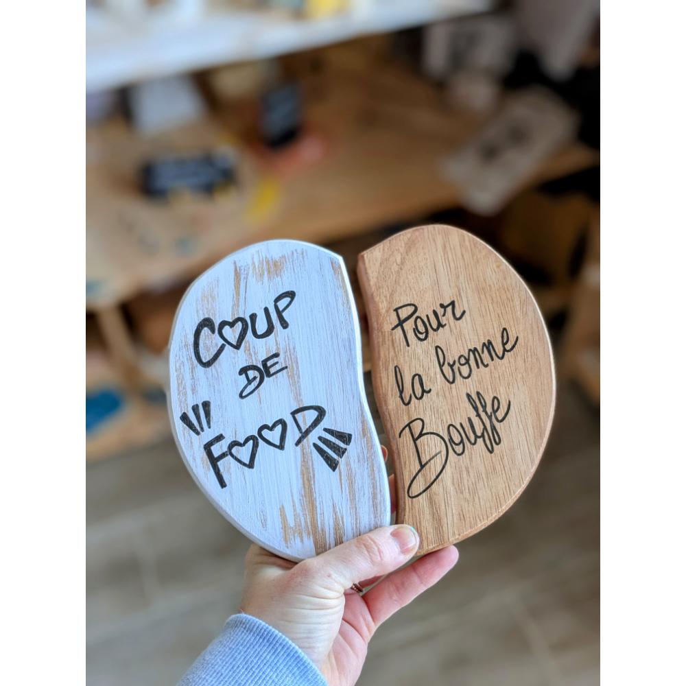 Deux moitiés de cœur en bois avec inscriptions.