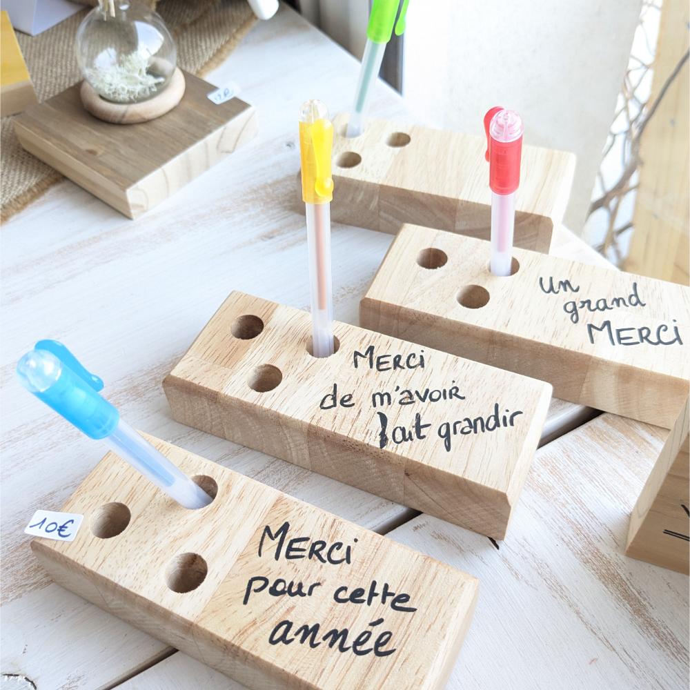 cadeau-bois-personnalisé-artisanal-maitre-maitresse-scolaire Supports en bois pour stylos avec messages de remerciement.