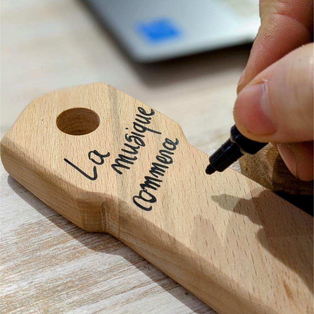 planche-apéro-decoupe-guitare-bois-artisanal Écriture sur bois, texte : La musique commence.