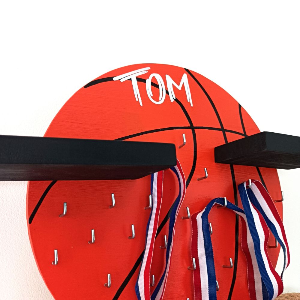 étagère-basket-médaille-personnalisé-décoration-chambre-enfant-bois-artisanal-cadeau étagère-basket-médaille-personnalisé-décoration-chambre-enfant-bois-artisanal-cadeau