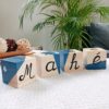 cube-bois-prenom-lettre-chiffre-enfant-cadeau-artisanal-personnalisé-décoration cube-bois-prenom-lettre-chiffre-enfant-cadeau-artisanal-personnalisé-décoration