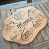 planche-plateau-bois-biface-apéro-personnalisé-artisanal-aperitif Planche en bois avec prénoms gravés et Mamie.