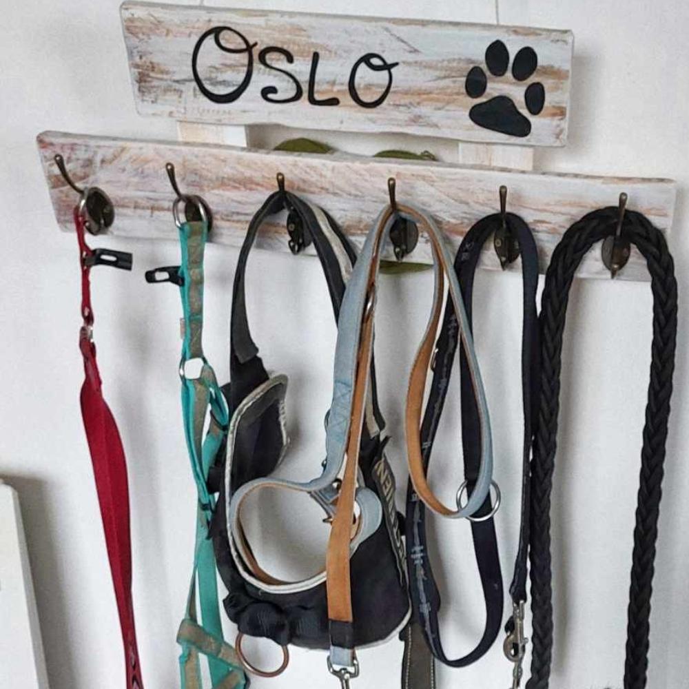 presentoir-support-laisse-chien-chat-personnalisé-bois-artisanal Porte laisses et harnais pour chiens, panneau Oslo.