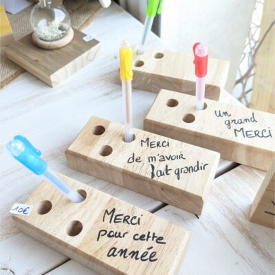 Supports en bois pour stylos avec messages de remerciement.