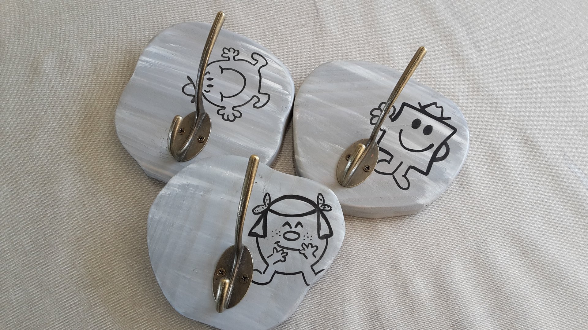 porte-crochet-manteau-patère-mural-bois-décoration-personnalisé-artisanal-individuel-chambre-enfant-cadeau