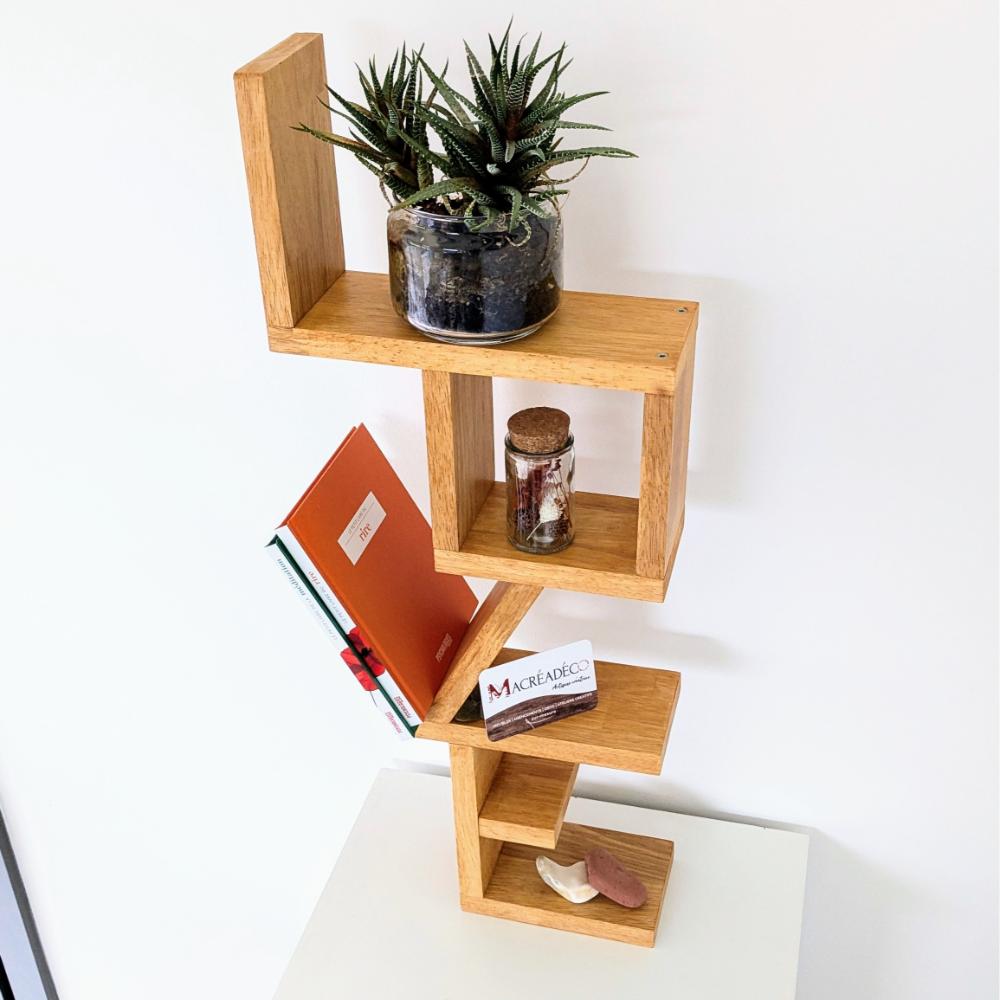 etagere-bois-love-decoration Étagère moderne avec plante et livres décoratifs.