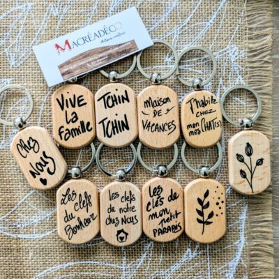Porte-clés en bois avec messages inspirants.