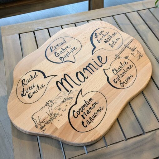 Planche en bois avec prénoms gravés et Mamie.