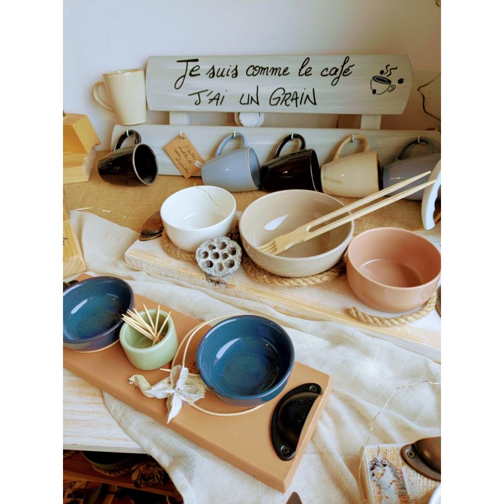 plateau-apero-bol-bois-deco-table-nature-artisanal-personnalisé-cadeau Tasses et bols colorés sur une table rustique.