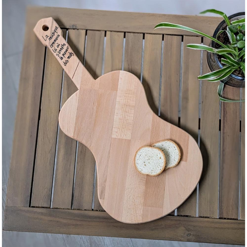 planche-apéro-decoupe-guitare-bois-artisanal Planche guitare en bois avec deux tranches de pain.