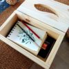 boite-distributeur-sur-boite-mouchoirs-décoration-cadeau-bois-personnalisé-artisanal boite-distributeur-sur-boite-mouchoirs-décoration-cadeau-bois-personnalisé-artisanal