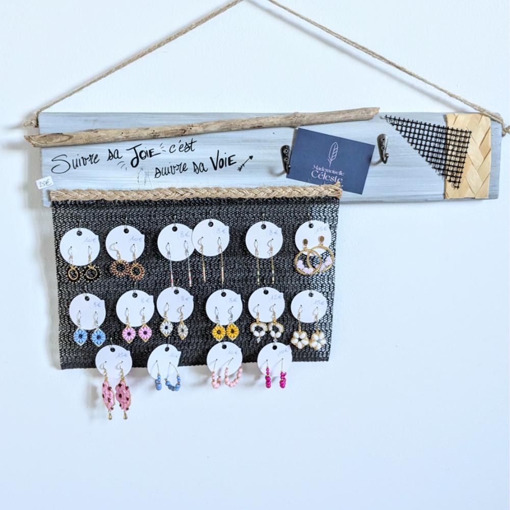 Pr&eacute;sentoir &agrave; boucles d'oreilles artisanales d&eacute;cor&eacute;.