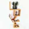 etagere-bois-love-decoration Étagère en bois moderne avec plantes et livres.