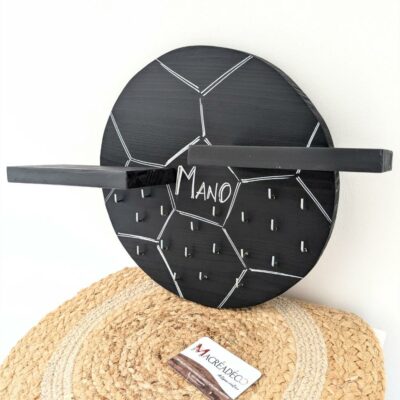 Étagère murale hexagonale noire avec crochets.