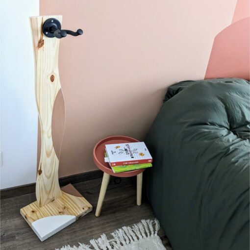 Petite table avec livres près d'un lit