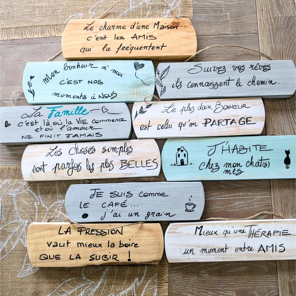Plaques en bois avec citations sur l'amitié et le bonheur.