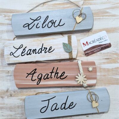 Plaques bois personnalisées avec prénoms : Lilou, Léandre, Agathe, Jade.