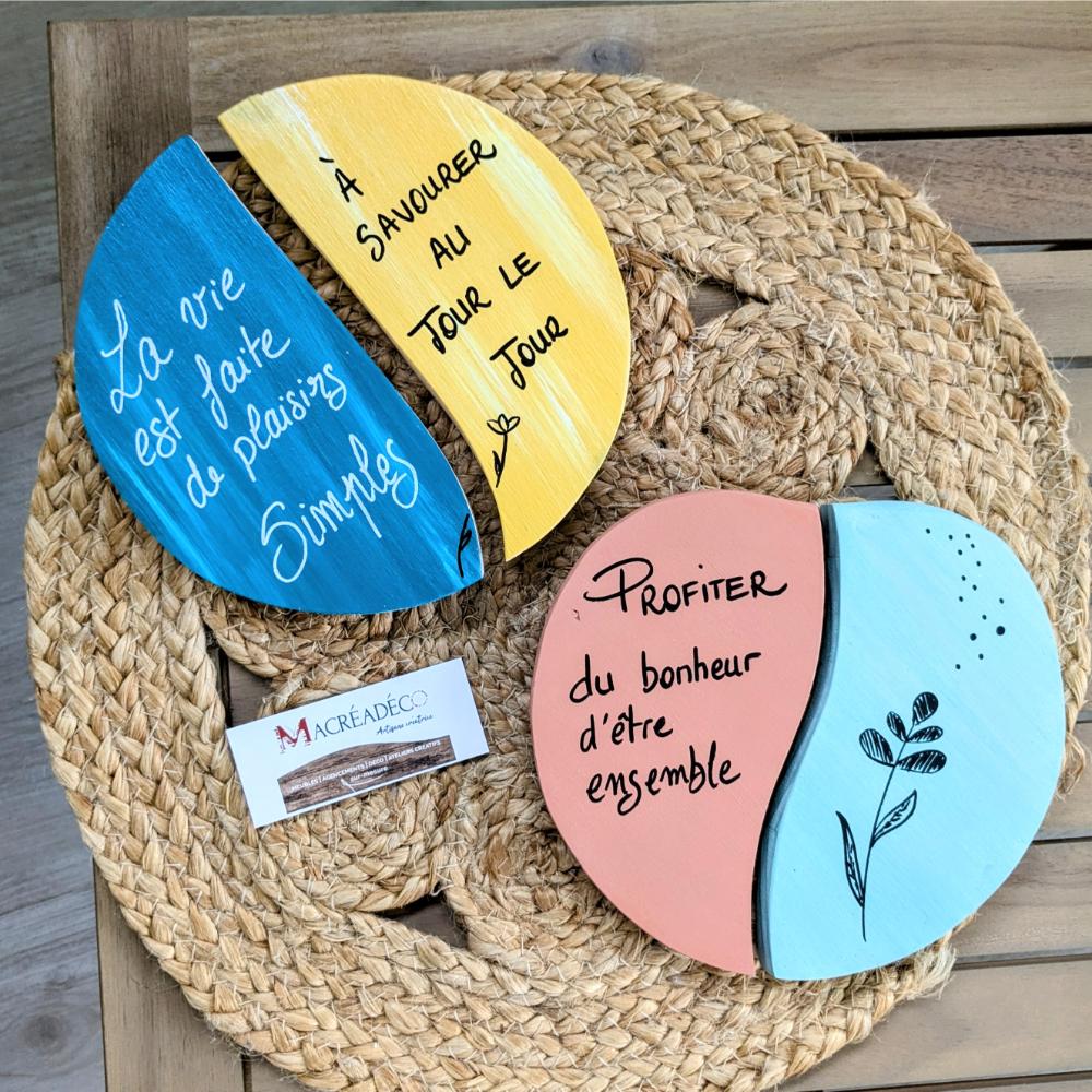 Plaques décoratives rondes avec citations inspirantes.