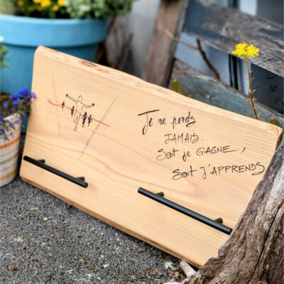 Citation inspiration gravée sur une planche en bois.