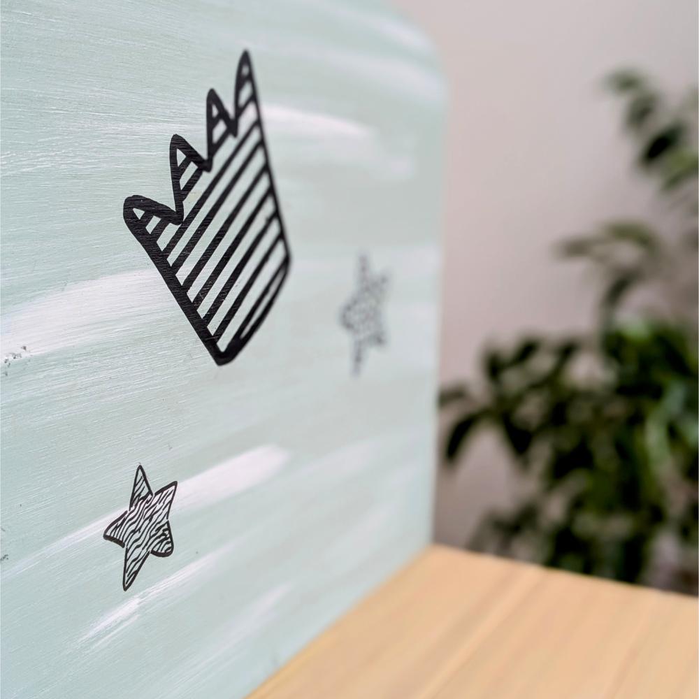chaise-enfant-artisanal-personnalisé-bois-enfant-chambre-meuble Couronne et étoiles dessinées sur bois vert clair